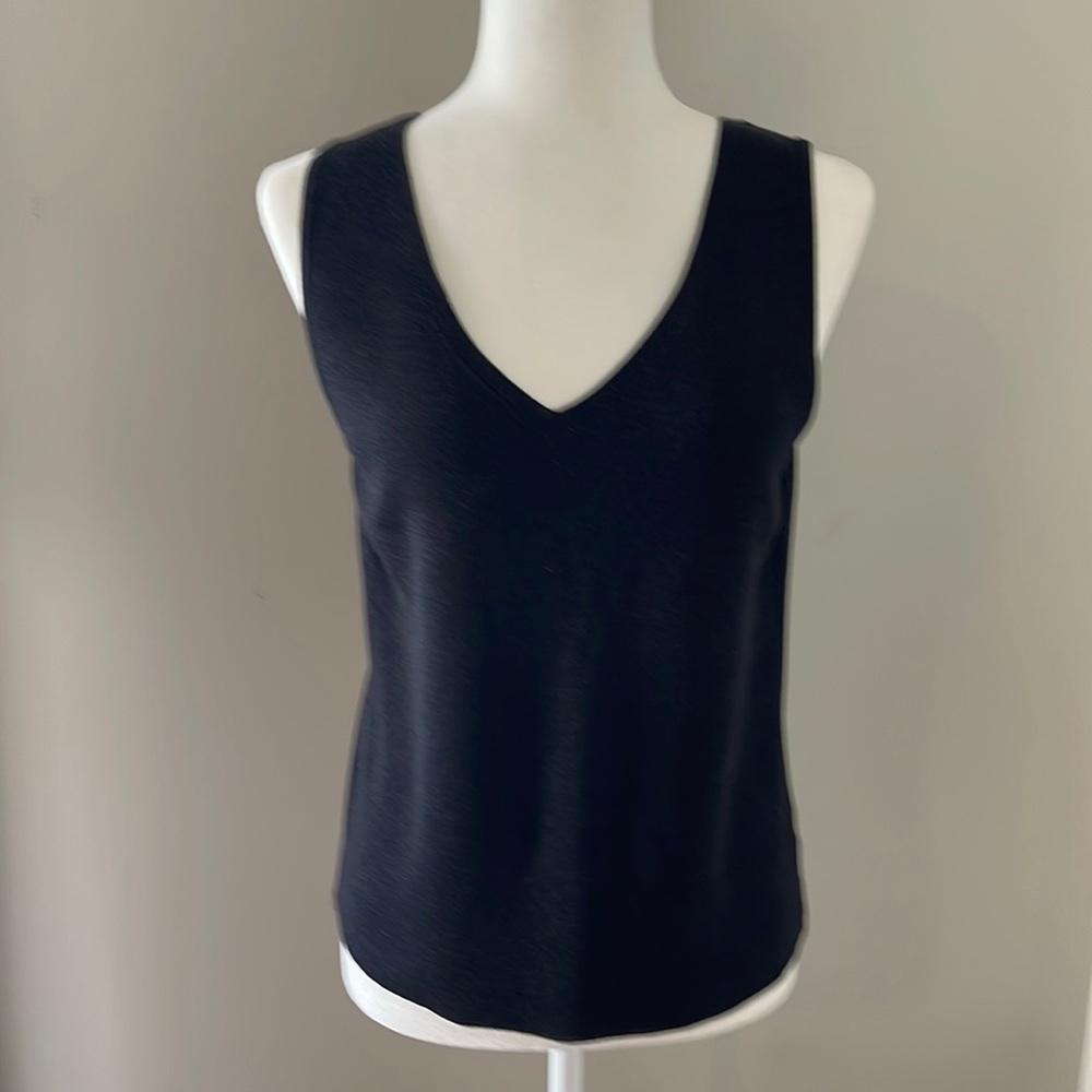 Jones Wear Sweater top 75% silk size medium black V-neck front back sleeveless